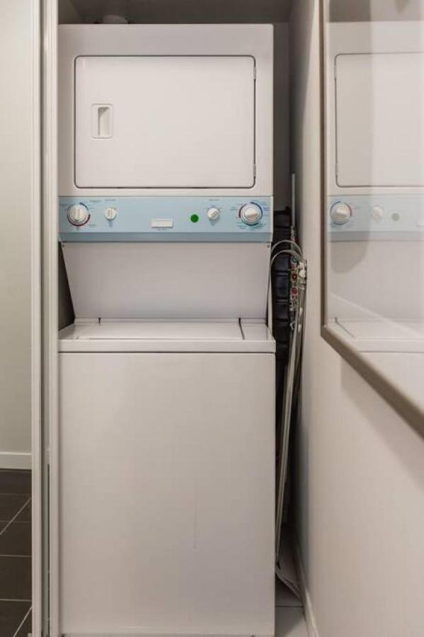 Skyline Waterfront 2br 2ba Wparking Near Mtcc * Toronto